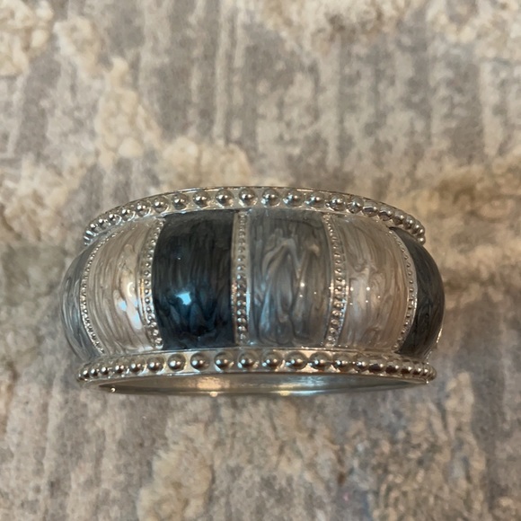 Gray/silver cuff bracelet - Picture 2 of 4